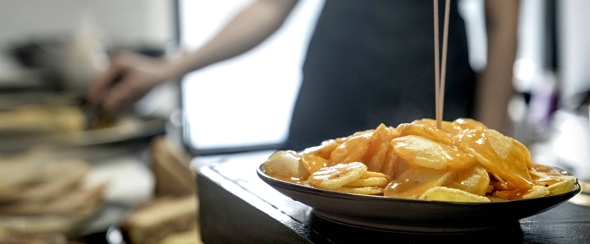 CON AMIGXS <br>CERVEZAS <br>Y UNAS BRAVAS <BR>NO HAY DRAMAS